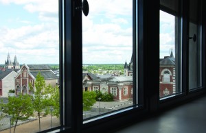 De la salle de cours, vue panoramique sur la ville et le fleuve
