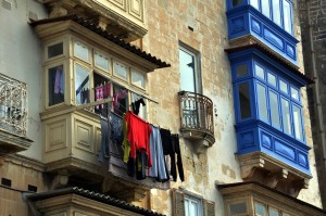 Linge au balcon à Malte